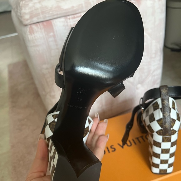 Louis Vuitton Matchmake black Cross Sandle - Picture 7 of 13